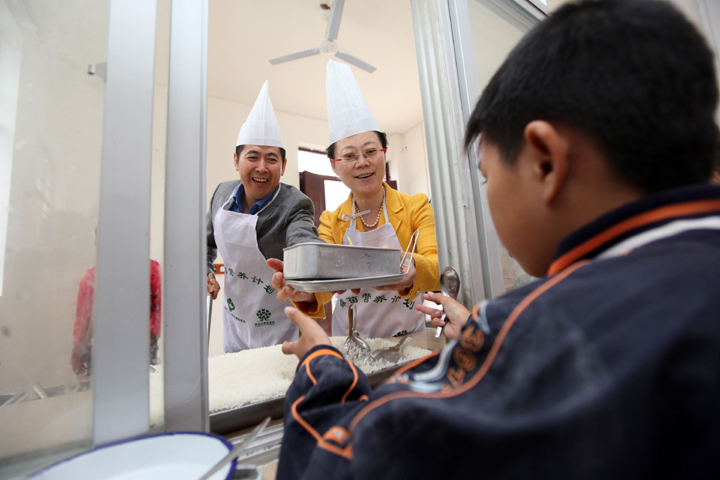 王成安 尹建平伉俪爱心回访 - 图片4