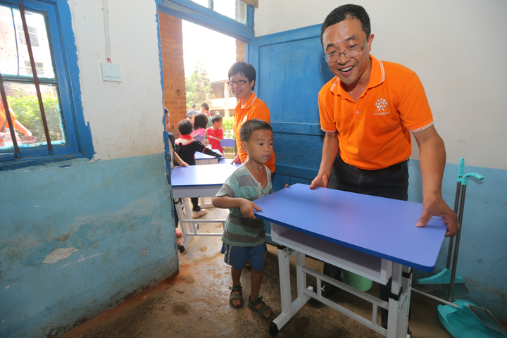 刘红 狄晋伉俪爱心回访 - 图片1