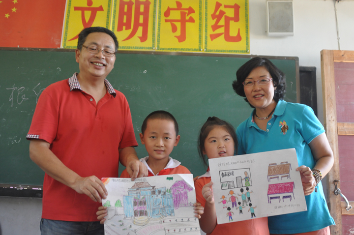 刘艺 周朝胜伉俪爱心回访 - 图片1