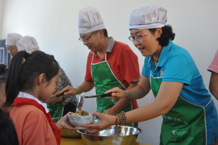 刘艺 周朝胜伉俪爱心回访 - 图片3