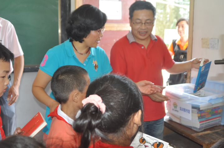 刘艺 周朝胜伉俪爱心回访 - 图片4