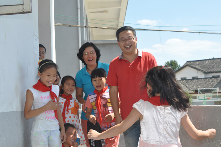 刘艺 周朝胜伉俪爱心回访 - 图片5