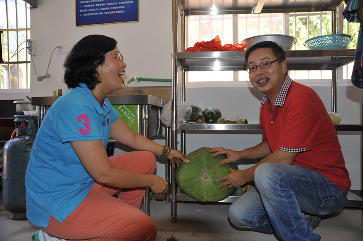 刘艺 周朝胜伉俪爱心回访 - 图片6