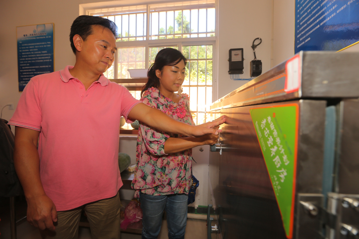 孙东 梁丁苏伉俪爱心回访 - 图片1