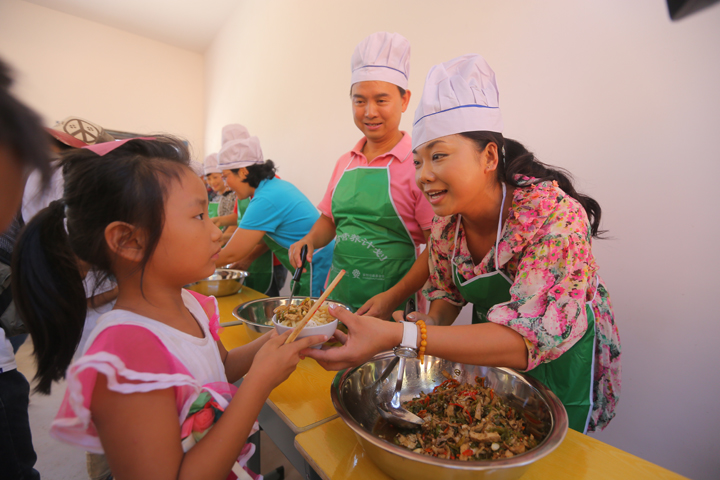 孙东 梁丁苏伉俪爱心回访 - 图片2