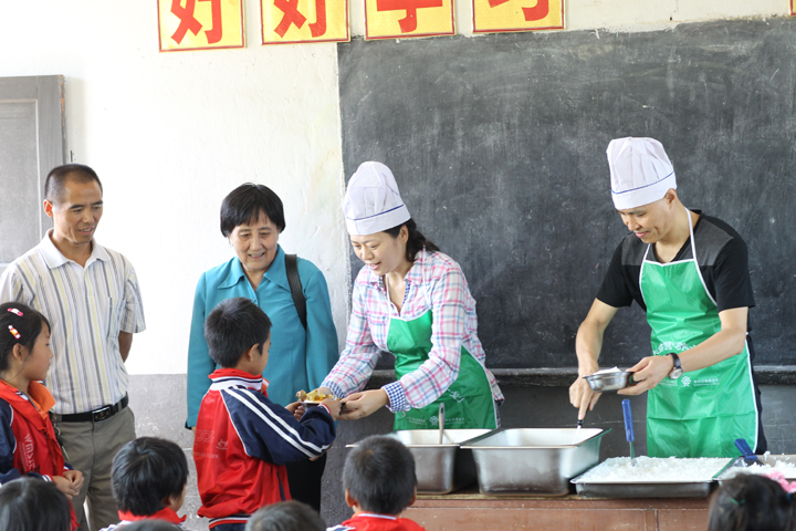 温玲 缪世忠伉俪爱心回访 - 图片1