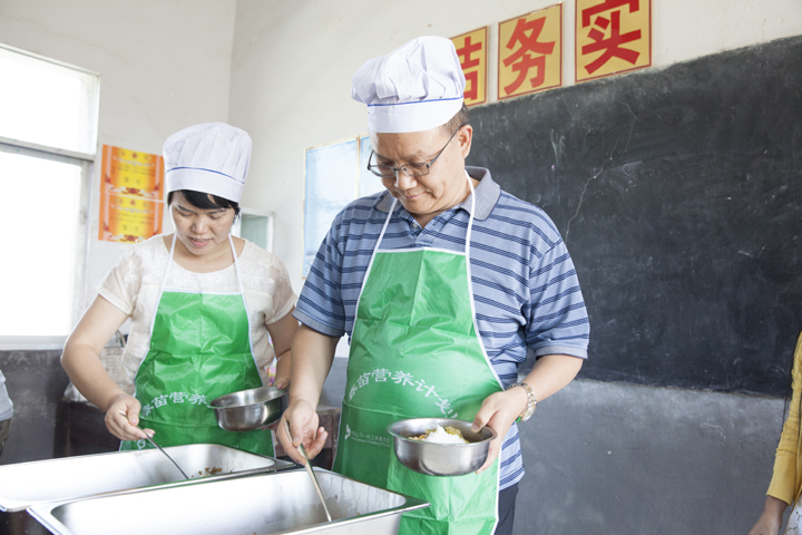 夏斯高 梁伟娟伉俪爱心回访 - 图片1