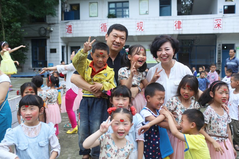 姜光辉 赵凤霞伉俪爱心回访 - 图片1