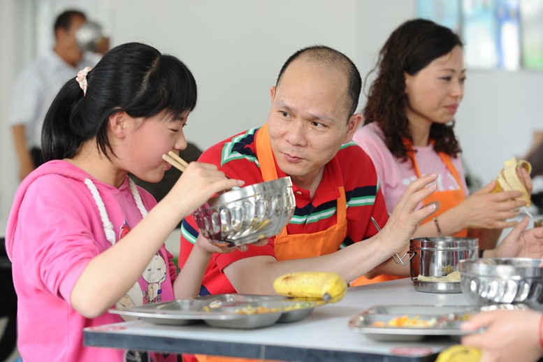 连敏 徐小敏伉俪爱心回访 - 图片1