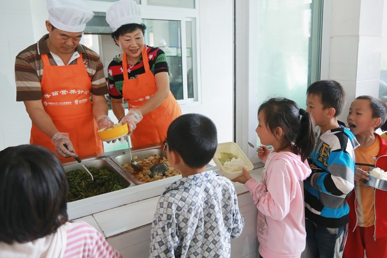 卢宪新 卜范芝伉俪爱心回访 - 图片1