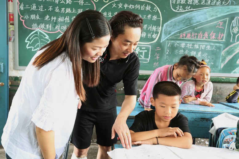 沈强 方向伉俪爱心回访 - 图片1