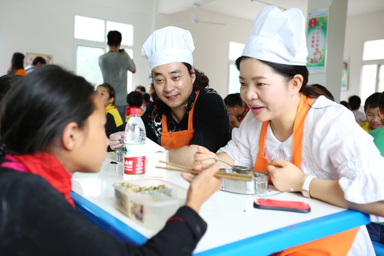 沈强 方向伉俪爱心回访 - 图片3