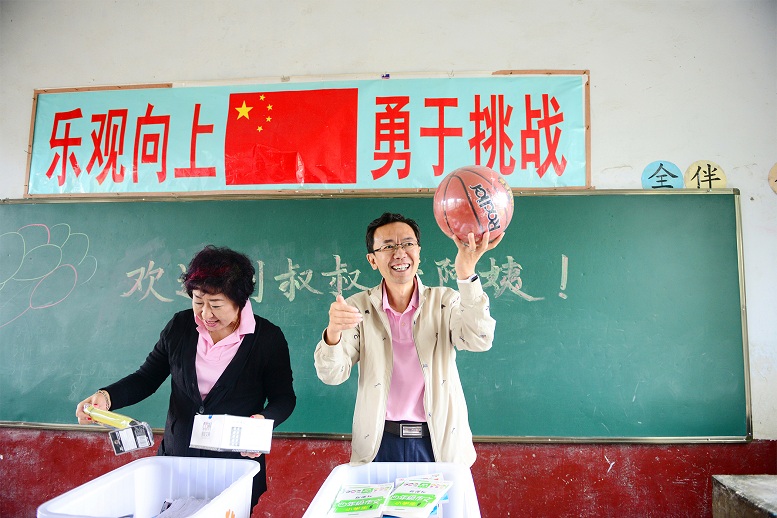 刘成、张金辉伉俪爱心回访相册