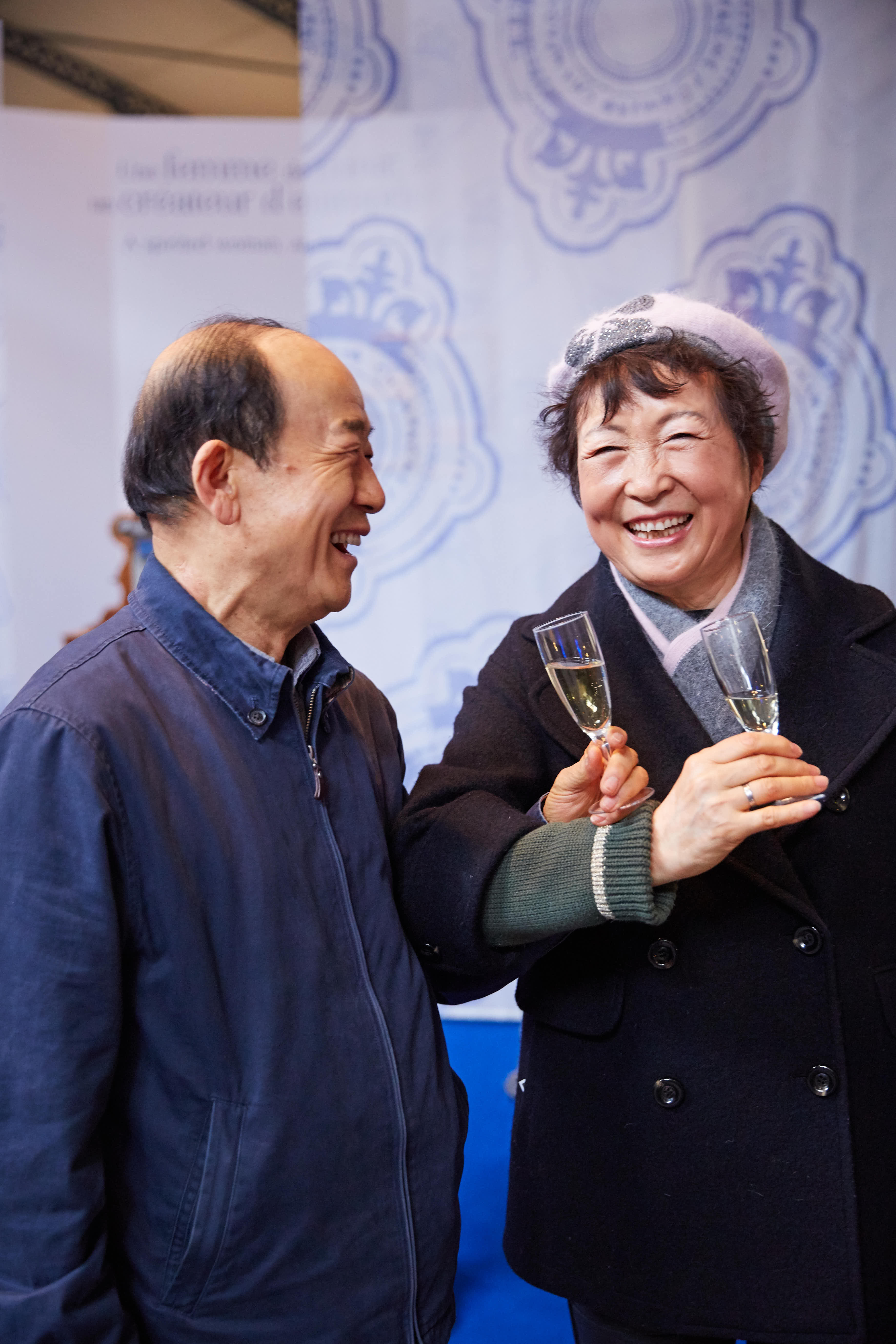 本次安利线下活动现场，两位年长伙伴笑意盈盈相对而视，女士手持盛有饮品的高脚杯，二人满面喜悦。现场氛围温暖融洽，充分展现出安利伙伴参与活动的幸福感与归属感，传递出积极正向的品牌温度。