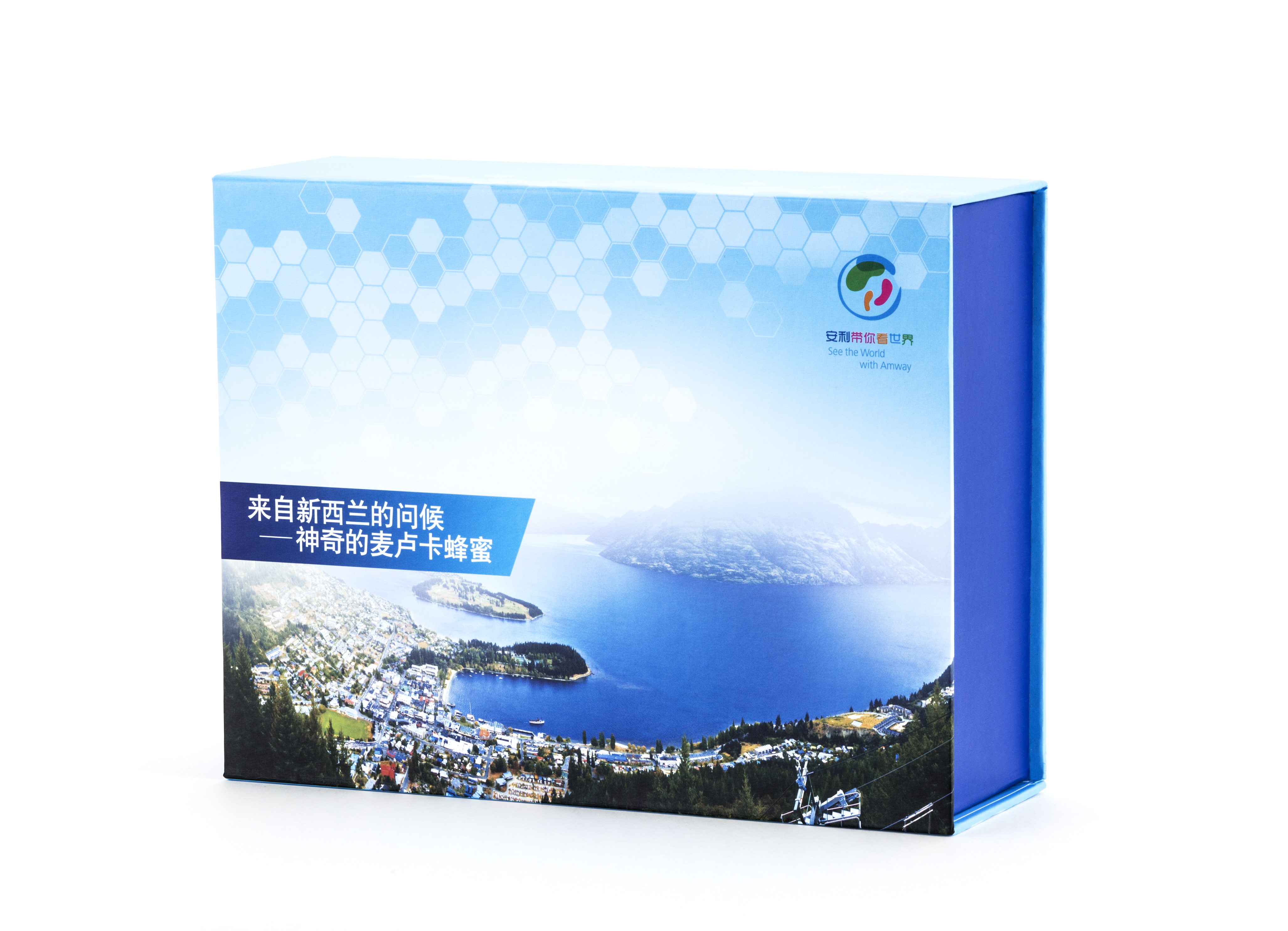 本款为安利定制礼盒，包装印有“安利带你看世界”“来自新西兰的问候——神奇的麦卢卡蜂蜜”字样，整体采用清新蓝调设计，上部搭配蜂巢纹样，下部印有新西兰湖光城镇自然风光，外观精致大气，传递出产品自然优质的属性，契合安利健康美好的品牌调性。
