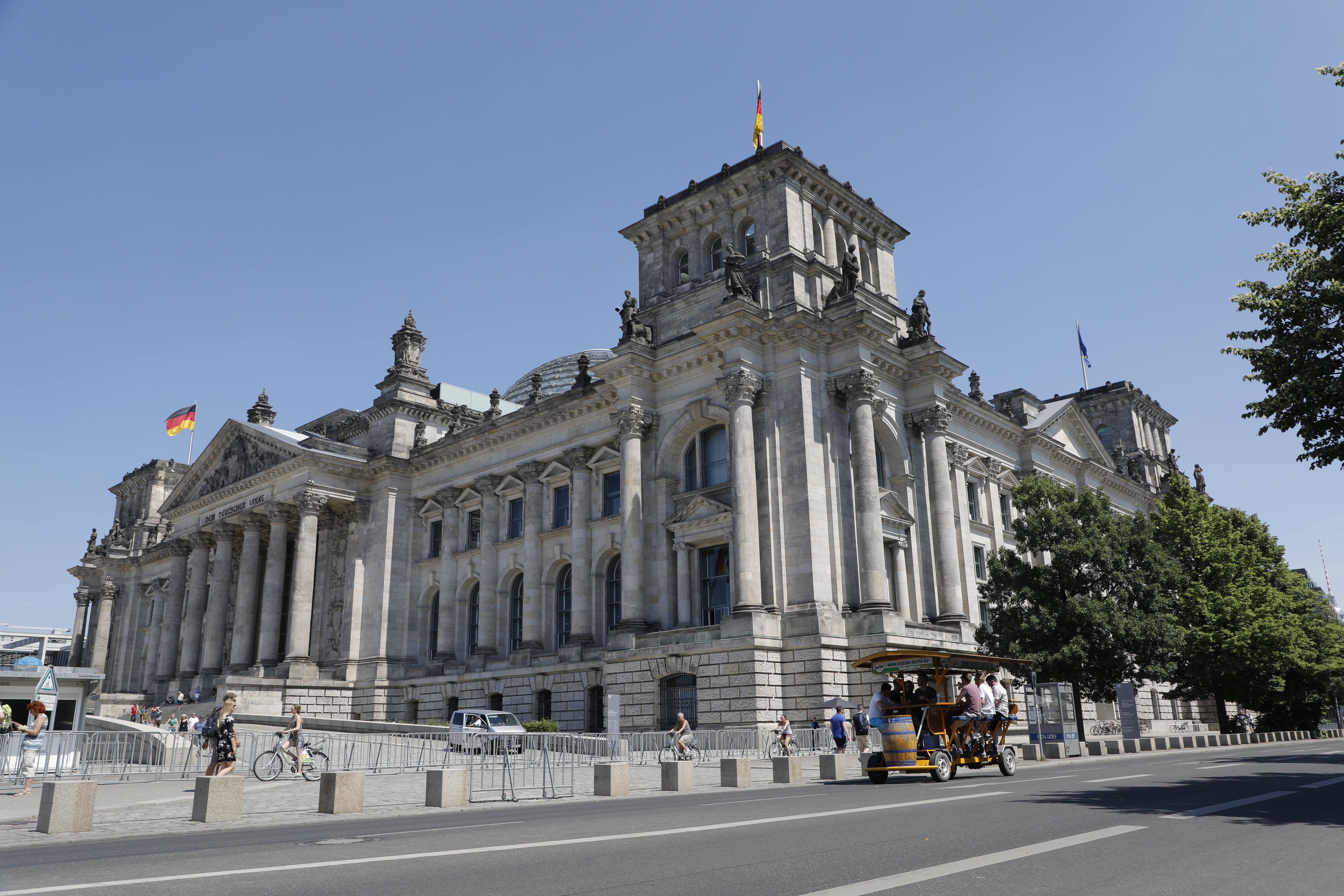 晴空朗照下，镌刻有“DEM DEUTSCHEN VOLKE”字样的德国国会大厦恢弘矗立，建筑顶端德国国旗随风飘扬，街道上游人往来、特色观光脚踏车驶过，氛围开阔明快，安利伙伴在此探访城市地标，感受柏林独特的人文风貌。