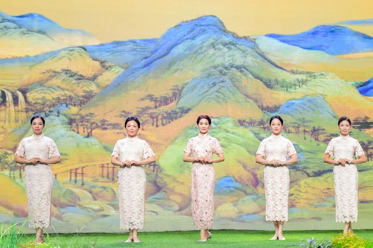 本次安利品牌活动现场，五名身着素雅蕾丝旗袍的女性站姿端庄得体，背后是千里江山图主题国风背景屏，整体氛围雅致大气，充分展现了安利女性伙伴的温婉气质与良好风貌，彰显活动的文化质感。