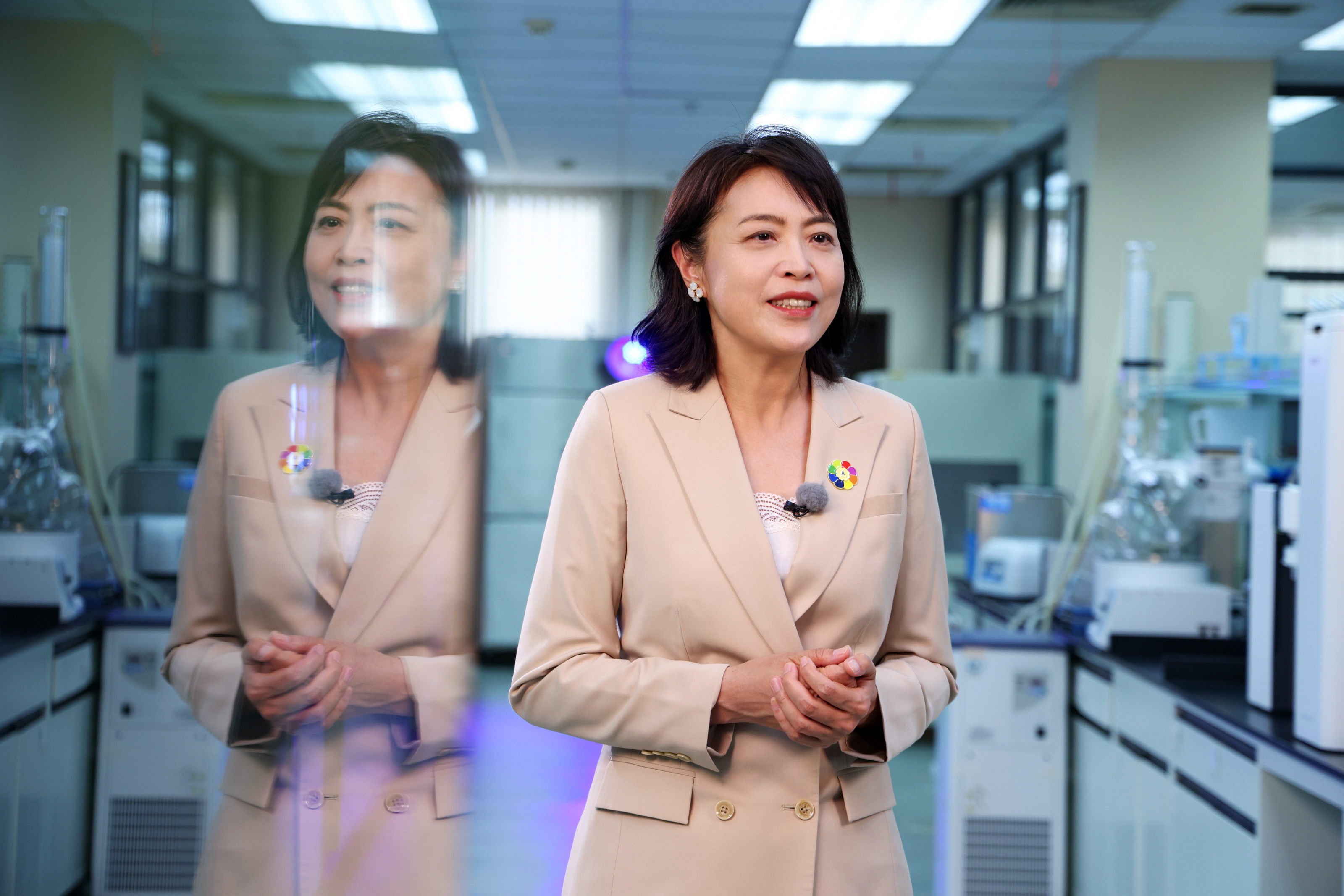 身着职业装的工作人员身处安利研发实验室中，身后排布着各类专业科研实验设备，空间整洁明亮、专业感十足。工作人员神情亲和从容，充分展现安利在产品研发领域的专业实力，传递品牌对产品品质的高标准与严要求。