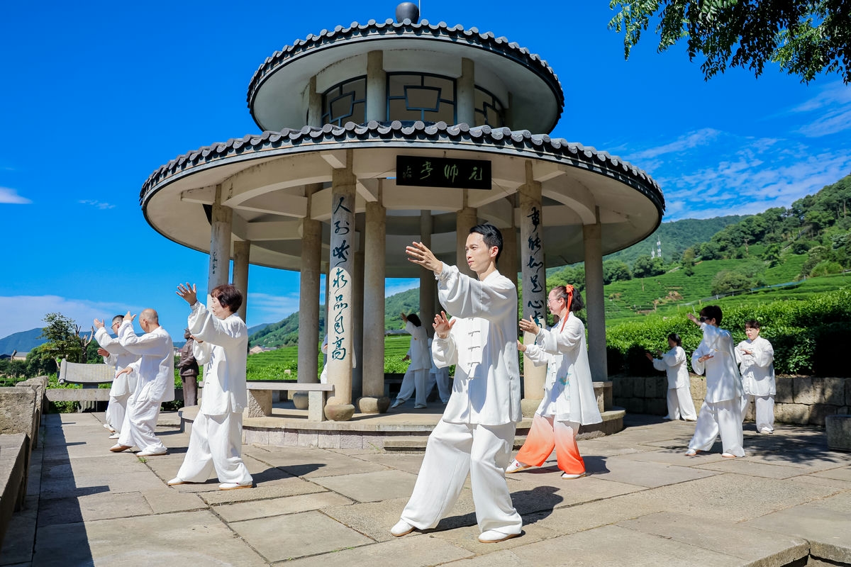 本次安利康养活动现场，伙伴们身着统一白色太极服，在元帅亭前，伴着晴好蓝天与葱郁茶园山景，跟随指导老师舒展动作练习太极，氛围松弛悠然，充分展现安利倡导健康美好生活的品牌理念，参与人员在活动中实现了身心的双重放松。