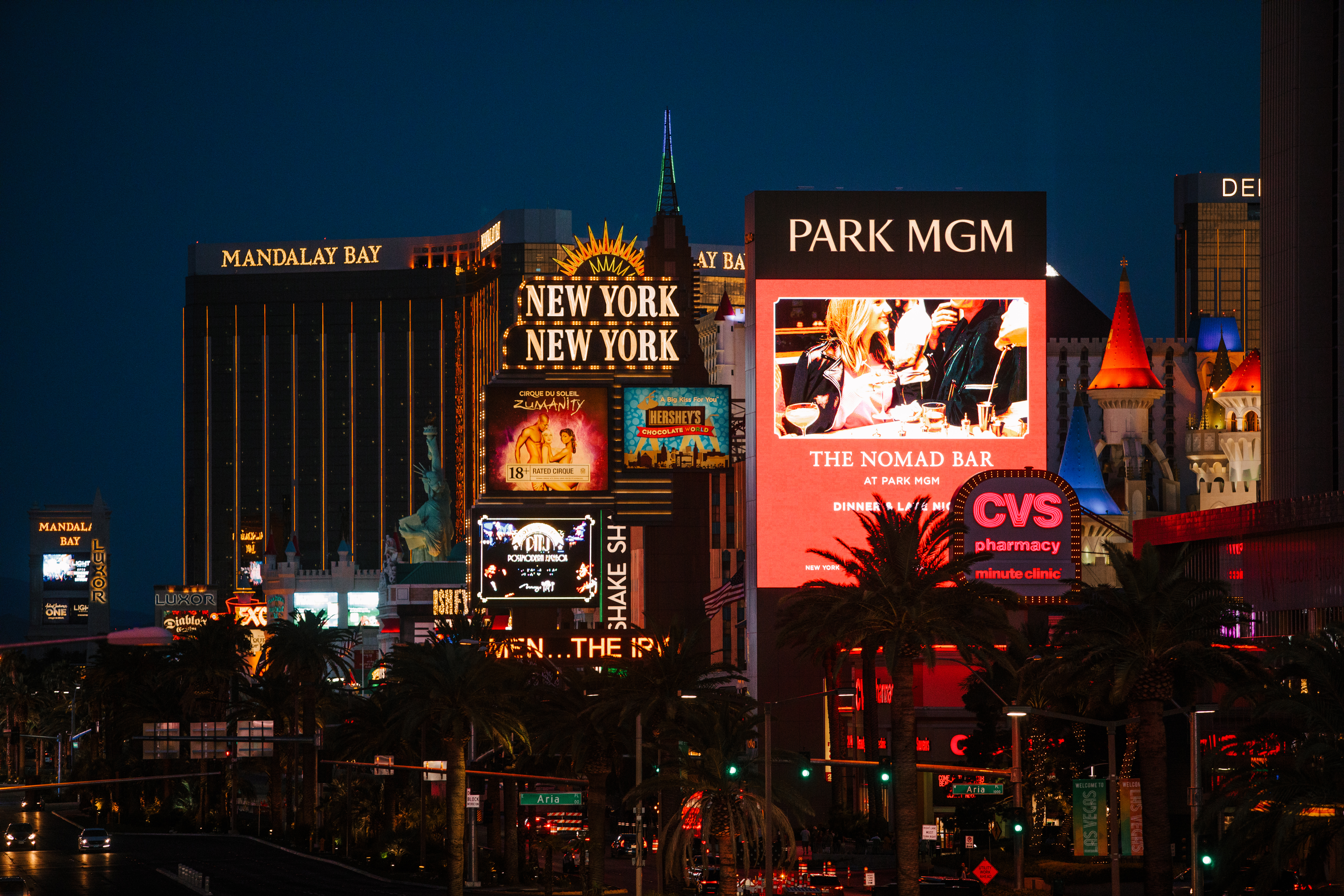 夜幕下的拉斯维加斯大道灯火绚烂，MANDALAY BAY、NEW YORK NEW YORK、PARK MGM等地标建筑依次排布，户外广告牌明亮醒目，棕榈树点缀沿街景致，整体氛围繁华热闹，尽显都市活力，为本次安利海外活动提供优质举办环境。